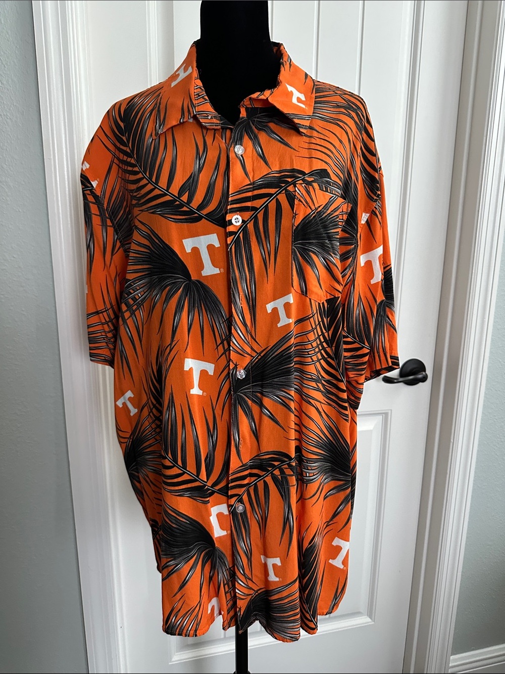 Fun Tennessee Volunteers Tropical Button-Up Shirt. Size XL.